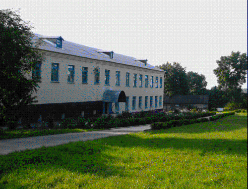 Вид Башкатовской школы слева